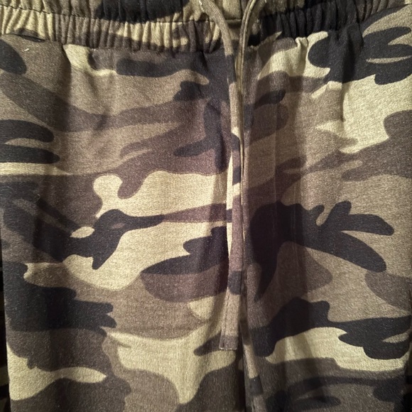 Plus size Camo print joggers - Picture 11 of 11